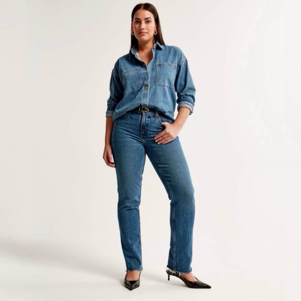 Abercrombie & Fitch Curve Love Mid Rise The '90s Straight Jeans 4L